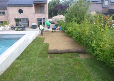 Après le réalisation d'une piscine enterrée, réalisation de la pelouse avec des rouleaux autour ...