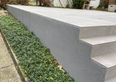 Placement d'une palissade en composite autour d'une terrasse avec portail.

Merci à madame Husa.......
