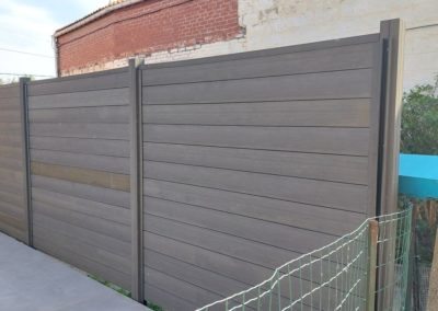 Placement d'une palissade en composite autour d'une terrasse avec portail.

Merci à madame Husa.......