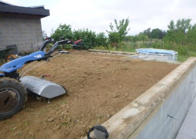 Après le réalisation d'une piscine enterrée, réalisation de la pelouse avec des rouleaux autour ...
