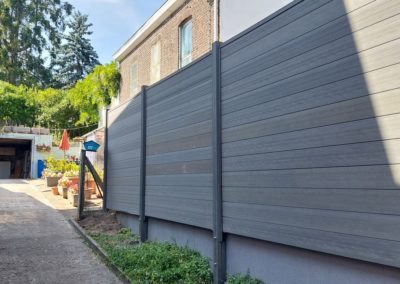 Placement d'une palissade en composite autour d'une terrasse avec portail.

Merci à madame Husa.......