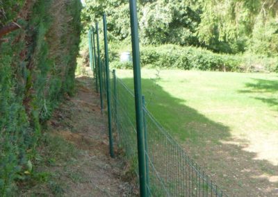Pose d'une clôture souple de 2 mètres autour d'un jardin à Amay.

Merci à Monsieur Madame Dew......