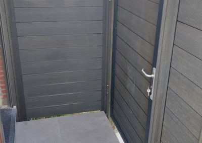 Placement d'une palissade en composite autour d'une terrasse avec portail.

Merci à madame Husa.......