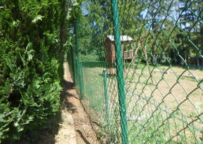 Pose d'une clôture souple de 2 mètres autour d'un jardin à Amay.

Merci à Monsieur Madame Dew......