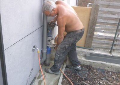 Installation de deux petites sections de palissade en composite de 2 mètres de hauteur ....