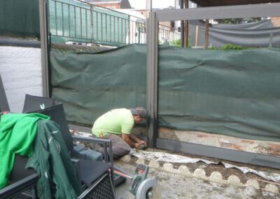 Installation de deux petites sections de palissade en composite de 2 mètres de hauteur ....
