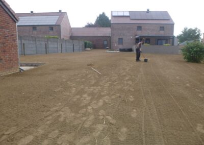 La saison des semis de pelouse bat son plein.

Création d'une nouvelle pelouse réussie avec succè...