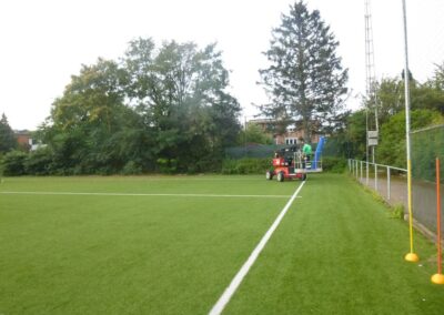 Taille de la végétation le long du terrain de sport....