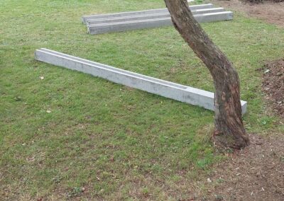 Remplacement d'une haie de ligustrum malade par un palissade composée de piquets de béton et de la...