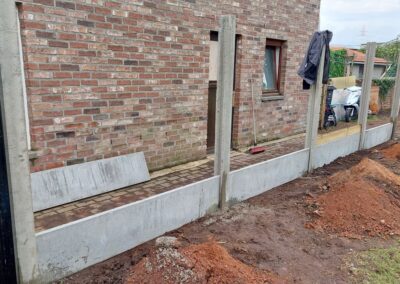 Remplacement d'une haie de ligustrum malade par un palissade composée de piquets de béton et de la...