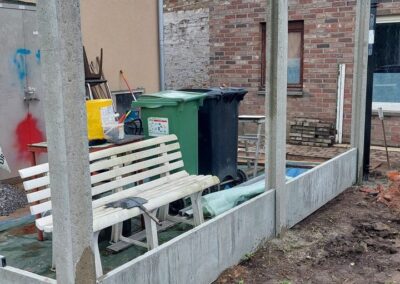 Remplacement d'une haie de ligustrum malade par un palissade composée de piquets de béton et de la...