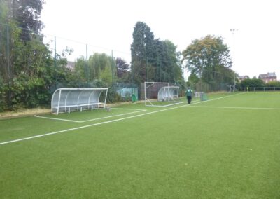 Taille de la végétation le long du terrain de sport....