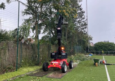 Taille de la végétation le long du terrain de sport....