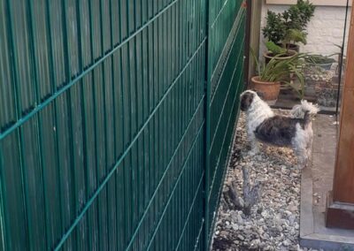 Petit chantier pour terminer la journée.

Pose d'une occultation sur une clôture déjà existante,...