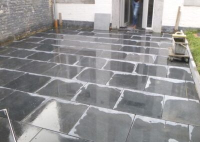 Réaménagement d'un très petit jardin à Ans.

Construction d'une nouvelle terrasse en pierre de t...