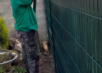 Petit chantier pour terminer la journée.

Pose d'une occultation sur une clôture déjà existante,...
