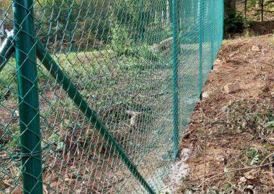 Pose de clôture autour d'un site de captage d'eau de la commune de Stoumont, site de Halneut.

plus...