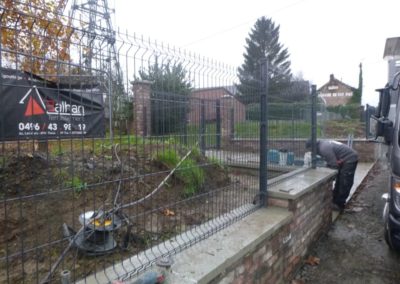 Sécurisation site du bas-bois à Soumagne, pose d'une clôture rigide dans un muret....