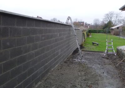 Remplacement d'un ancien mur par un nouveau mu en blocs de 14 terminé par un couvre-mur et finition...