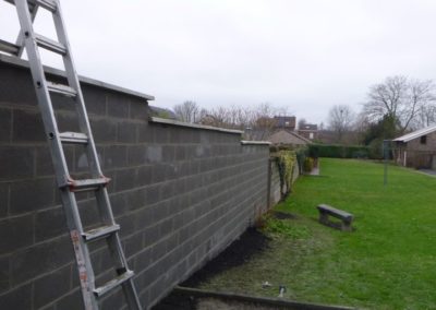 Remplacement d'un ancien mur par un nouveau mu en blocs de 14 terminé par un couvre-mur et finition...